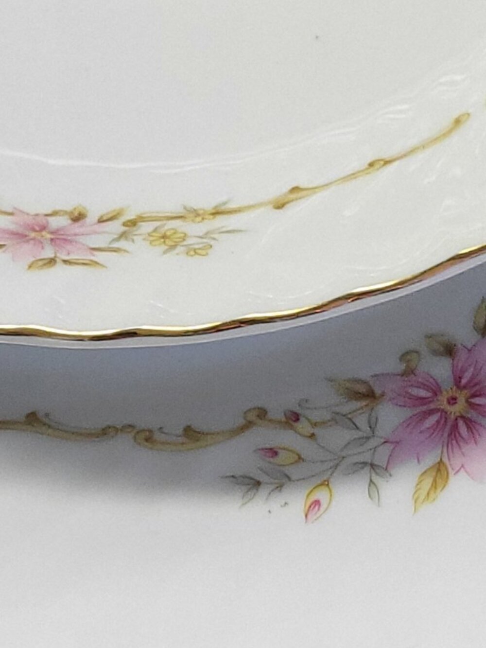 2 MIKASA GAYLORD 511 COLLECTION SMALL BOWLS AND DESSERT PLATES